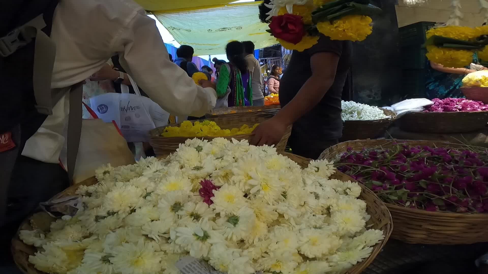 People Throng Market On Dhanteras In Mumbai