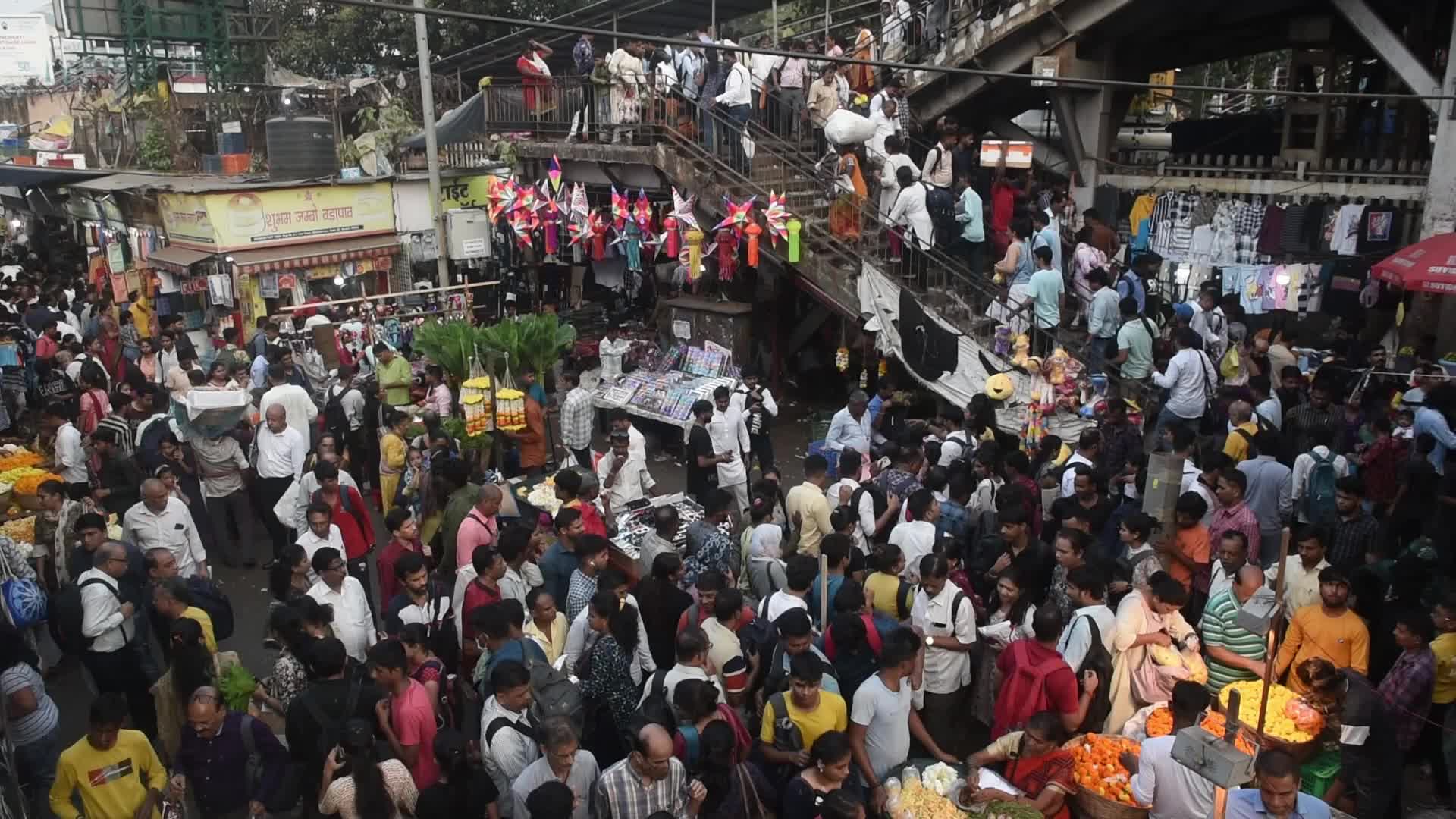 People Throng Market On Dhanteras In Mumbai