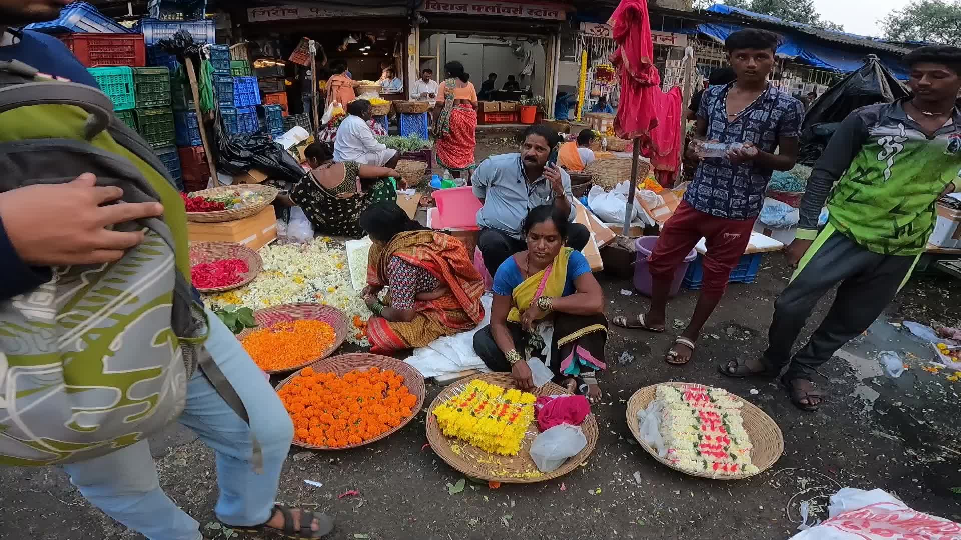 People Throng Market On Dhanteras In Mumbai