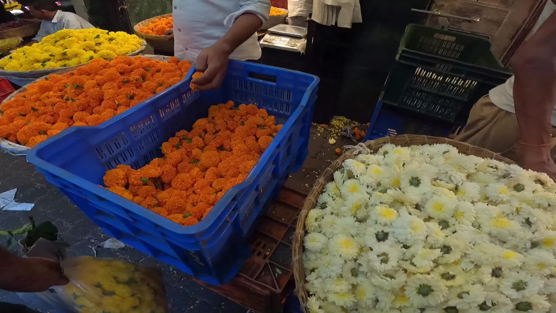 People Throng Market On Dhanteras In Mumbai