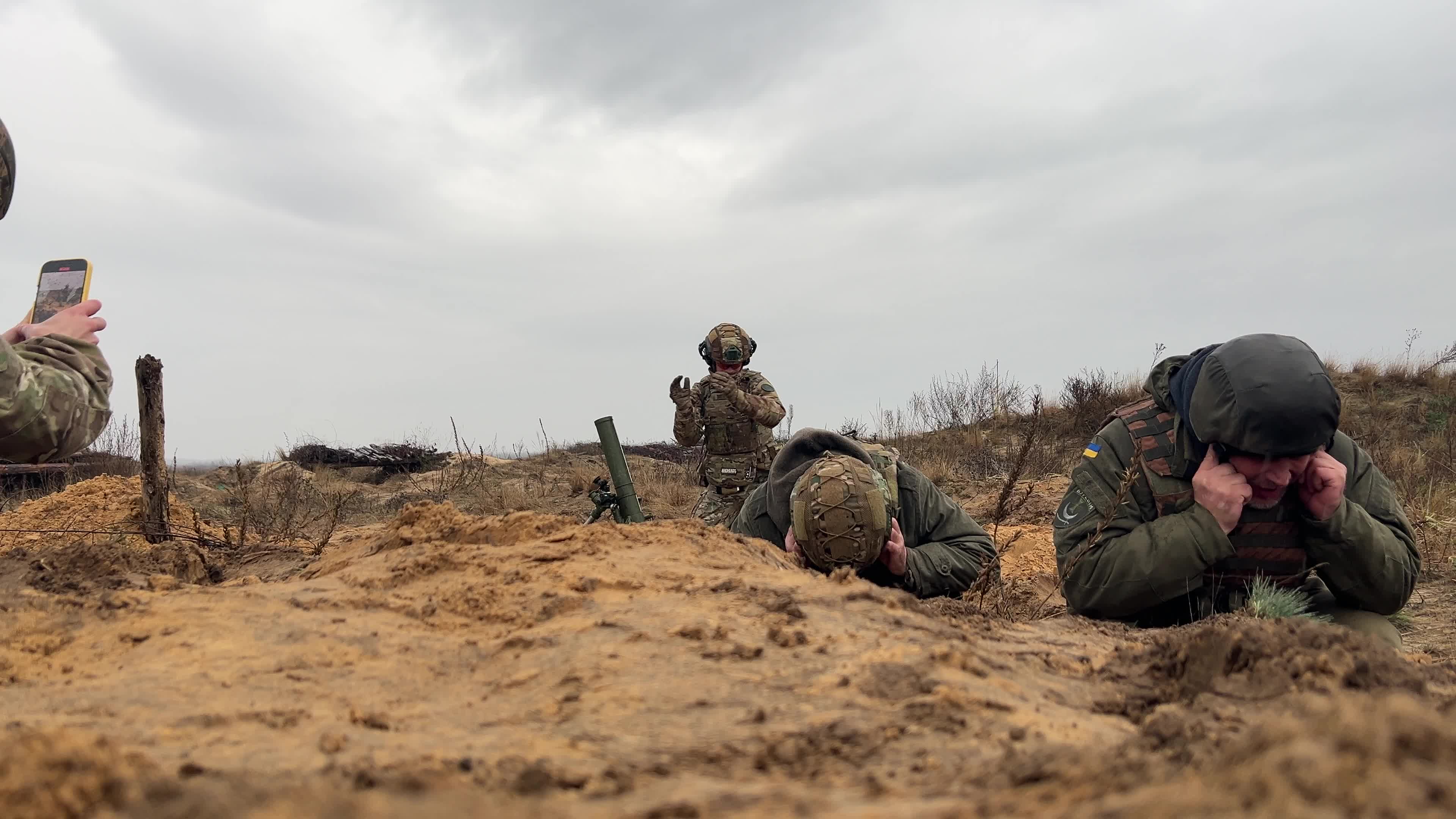 Artillerymen Mortar gunners of the First Presidential National Guard Brigade of Ukraine BUREVIY (Storm) during a practical exercise 