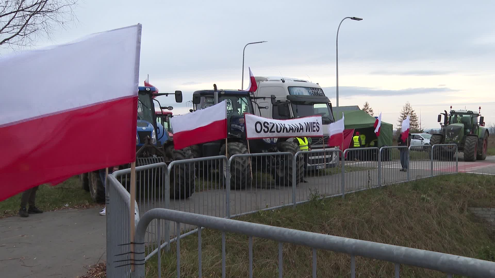 Polish farmers join truckers in protest at Ukraine border against unfair transport competition