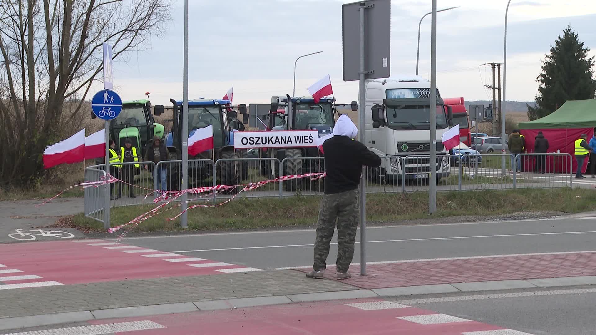 Polish farmers join truckers in protest at Ukraine border against unfair transport competition