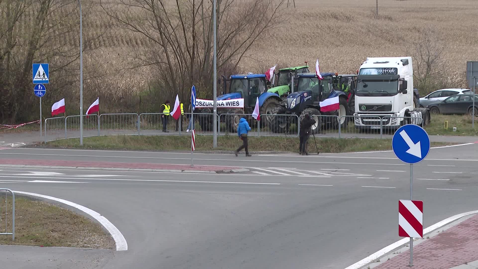 Polish farmers join truckers in protest at Ukraine border against unfair transport competition