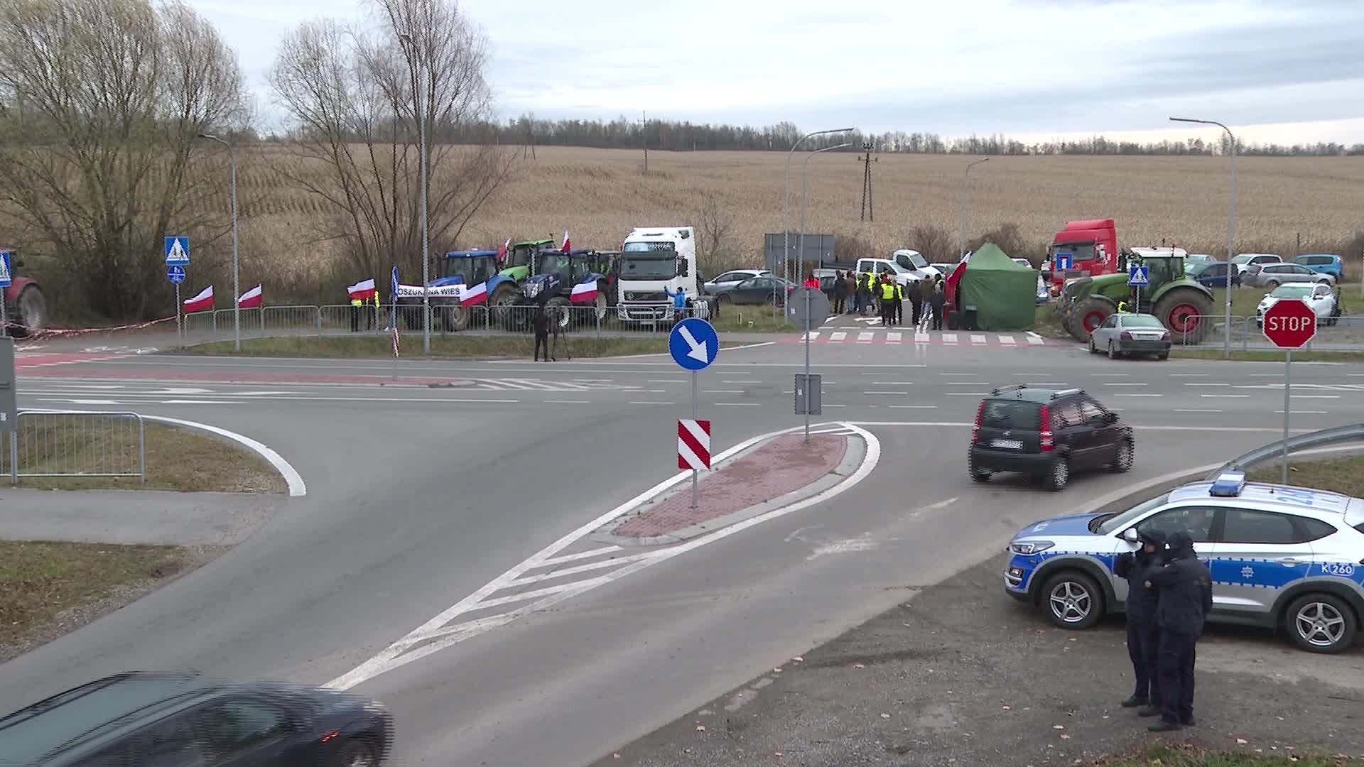Polish farmers join truckers in protest at Ukraine border against unfair transport competition