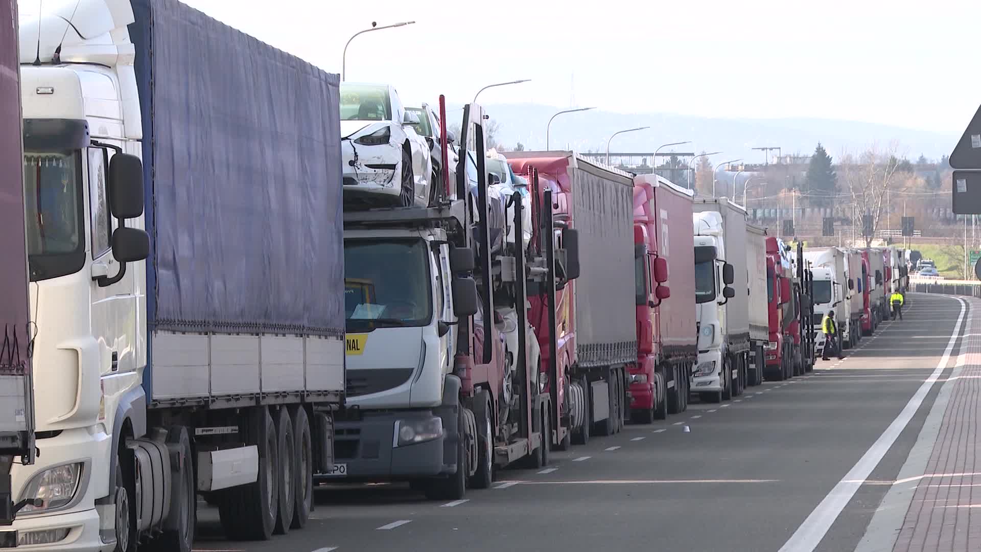 Polish farmers join truckers in protest at Ukraine border against unfair transport competition