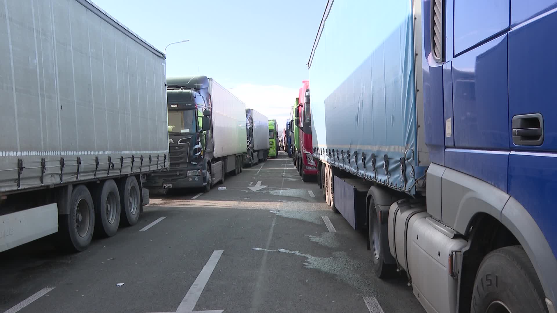 Polish farmers join truckers in protest at Ukraine border against unfair transport competition