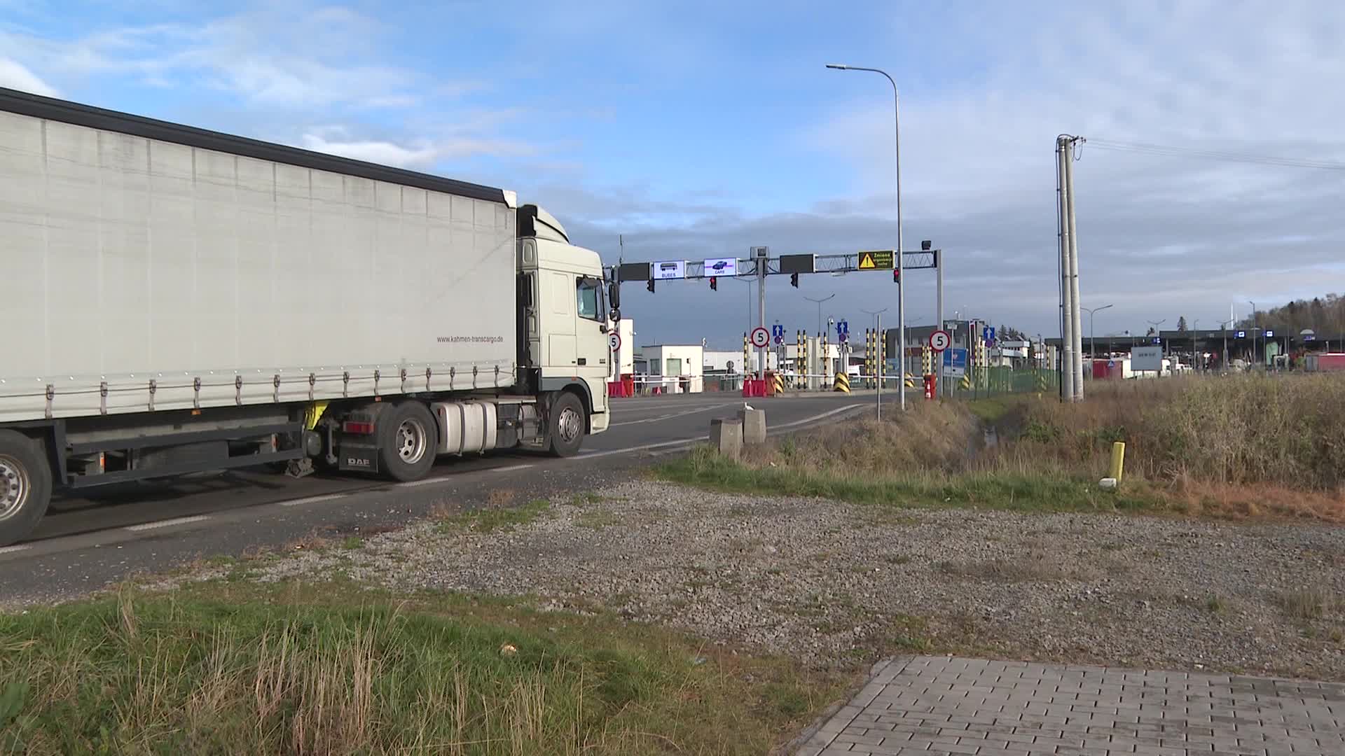 Polish farmers join truckers in protest at Ukraine border against unfair transport competition