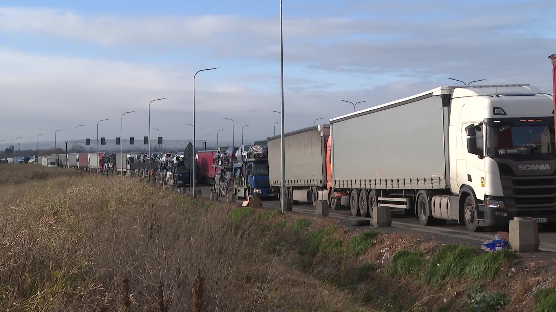 Polish farmers join truckers in protest at Ukraine border against unfair transport competition