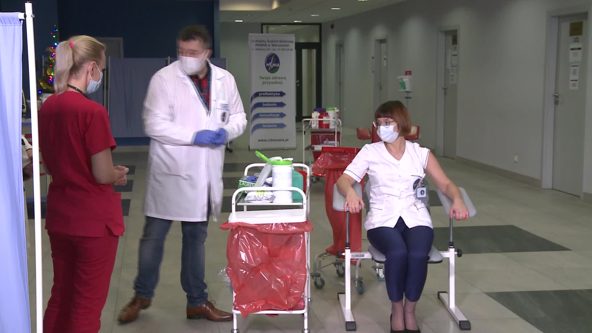 Nurse as a first has received COVID-19 vaccine in Poland
