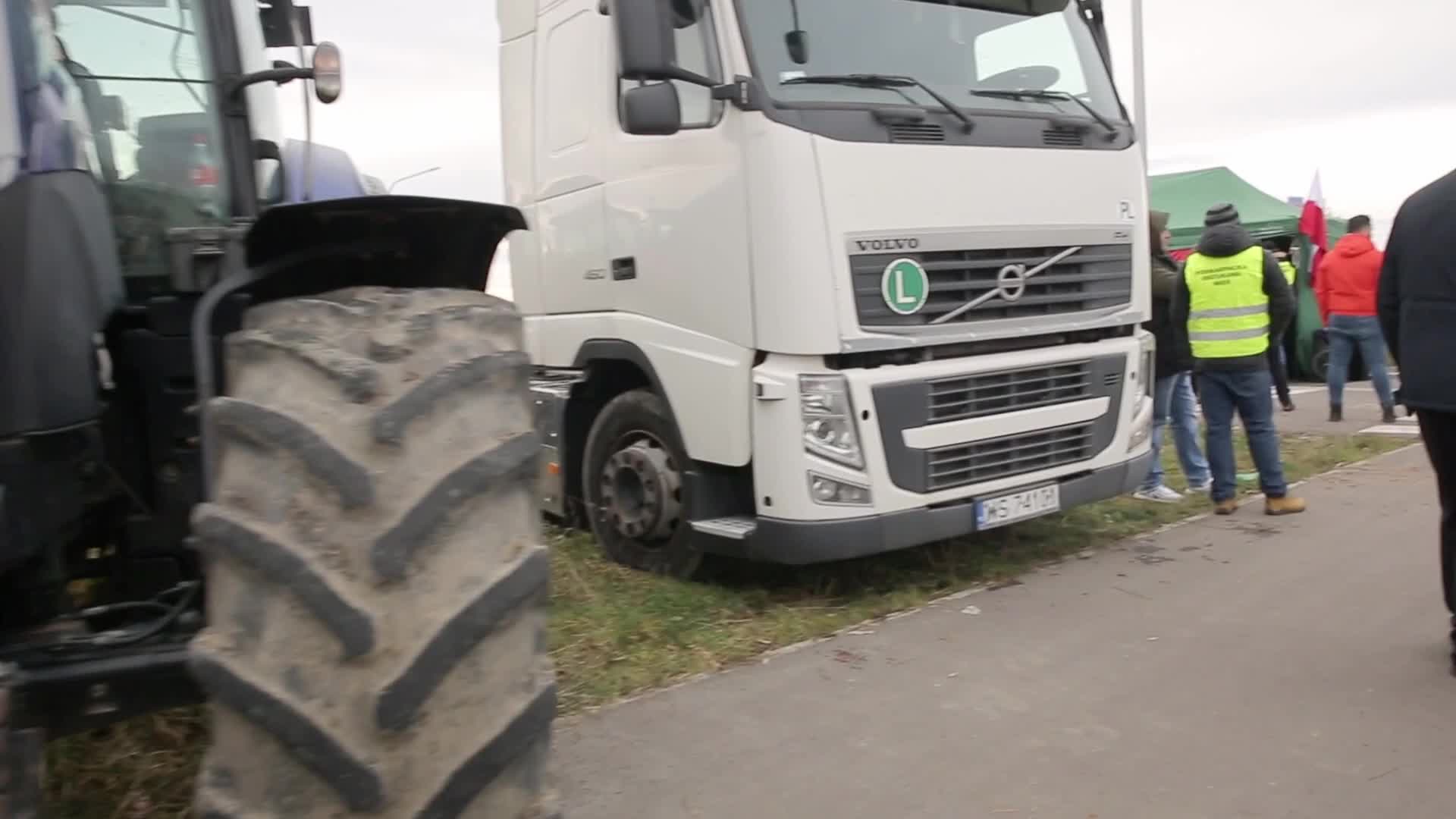 Polish farmers block another border crossing with Ukraine