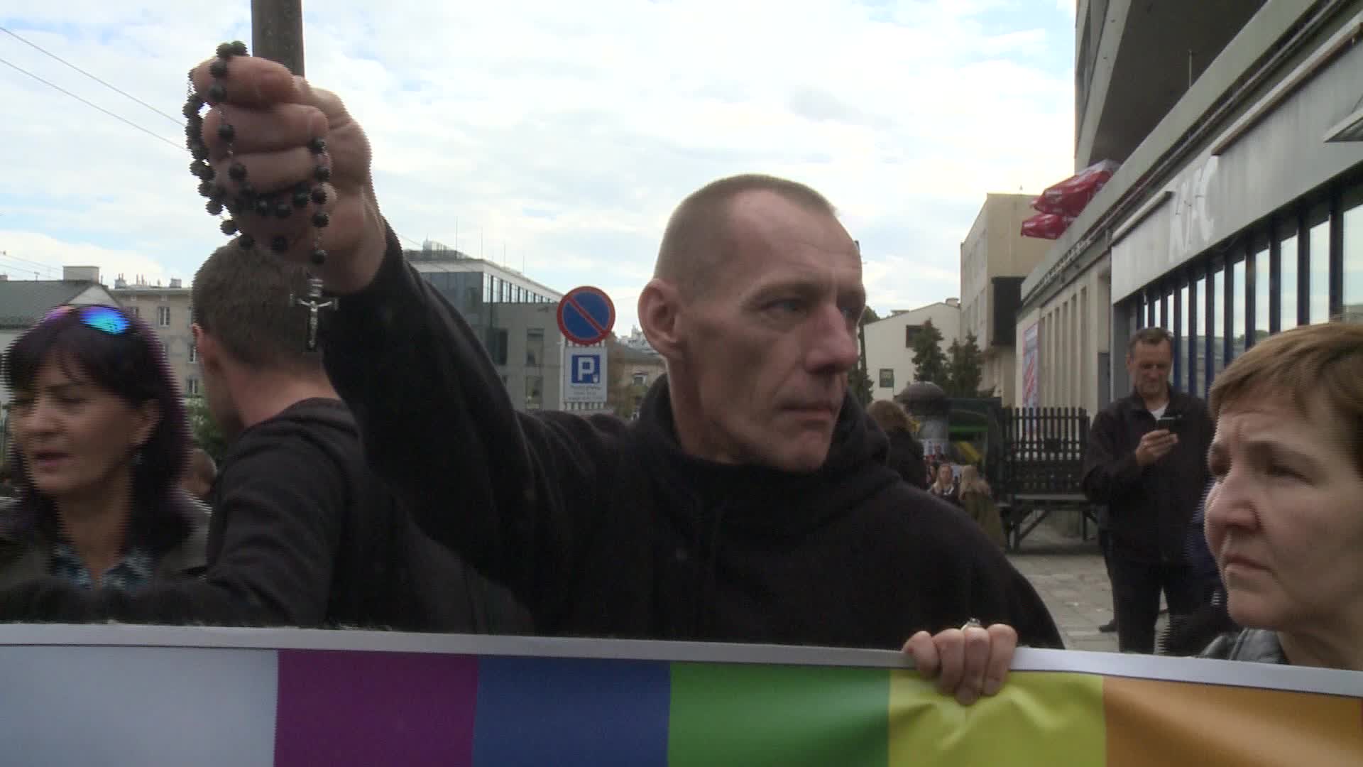 Police clash with Far Right at Pride parade
