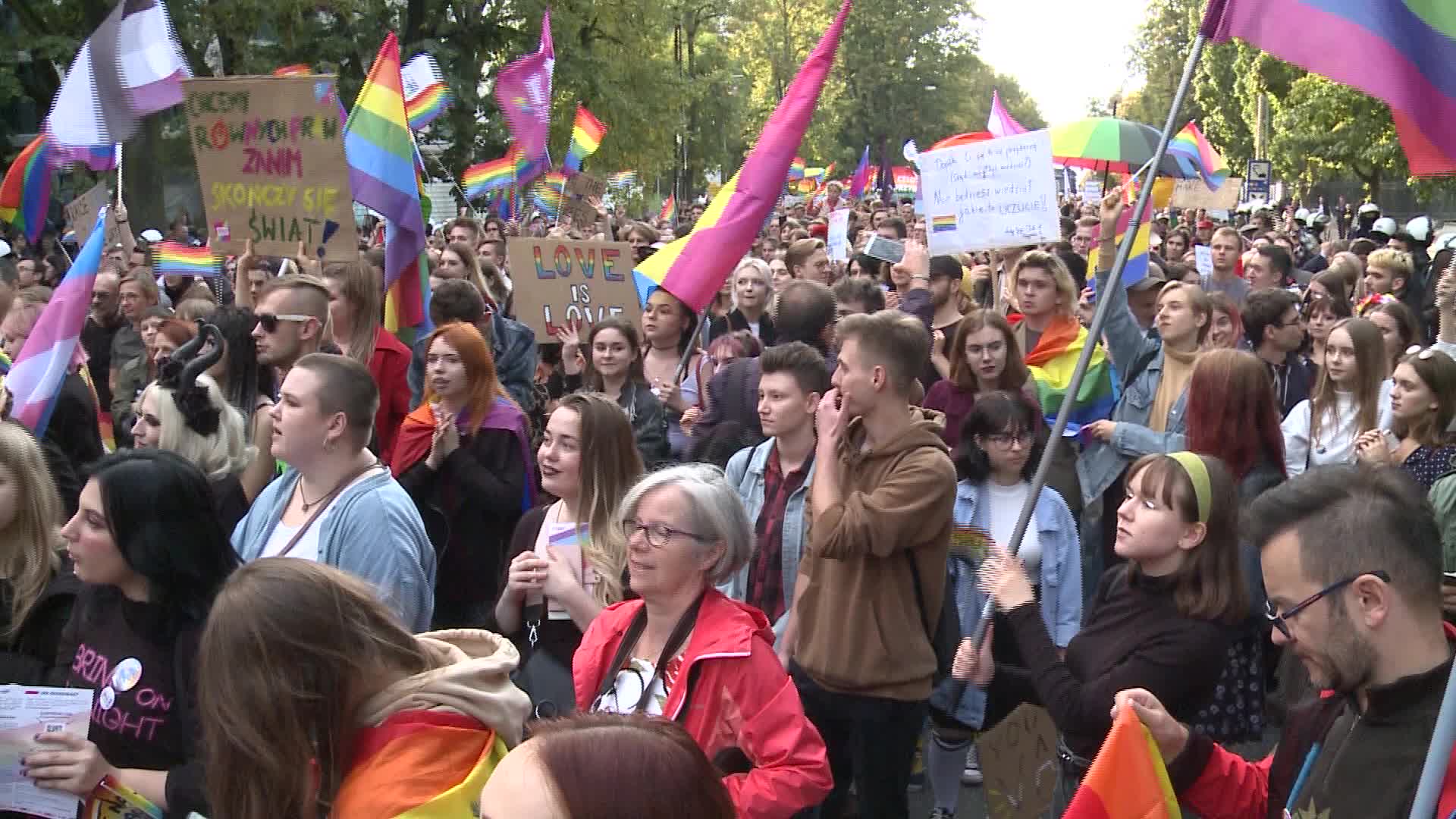 Police clash with Far Right at Pride parade
