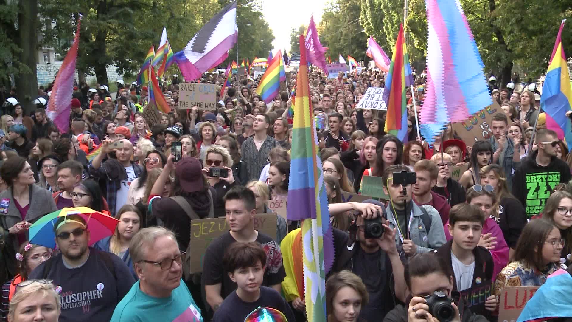 Police clash with Far Right at Pride parade
