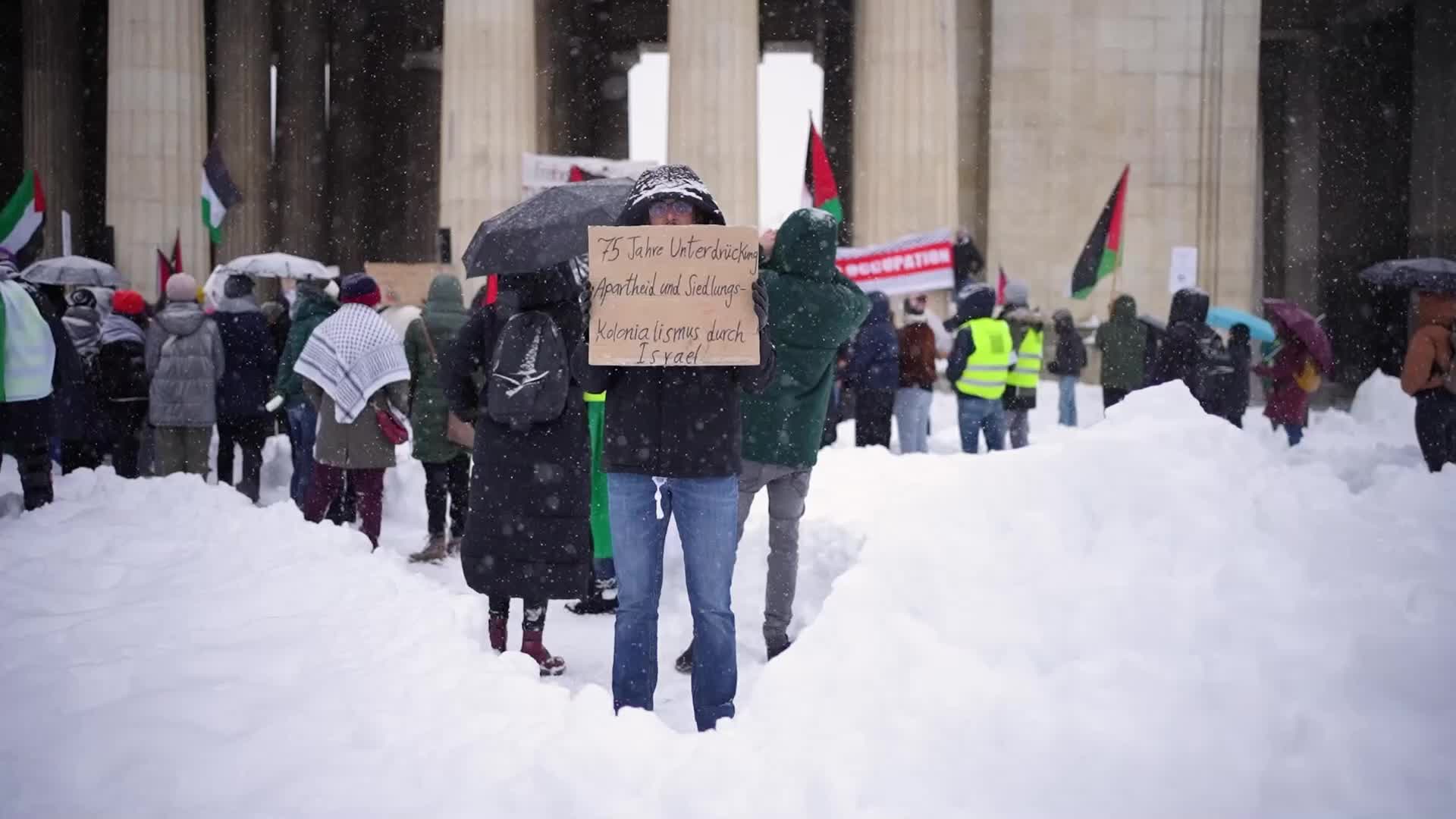 Germany: Knee high snow causes heavy disruption in Munich
