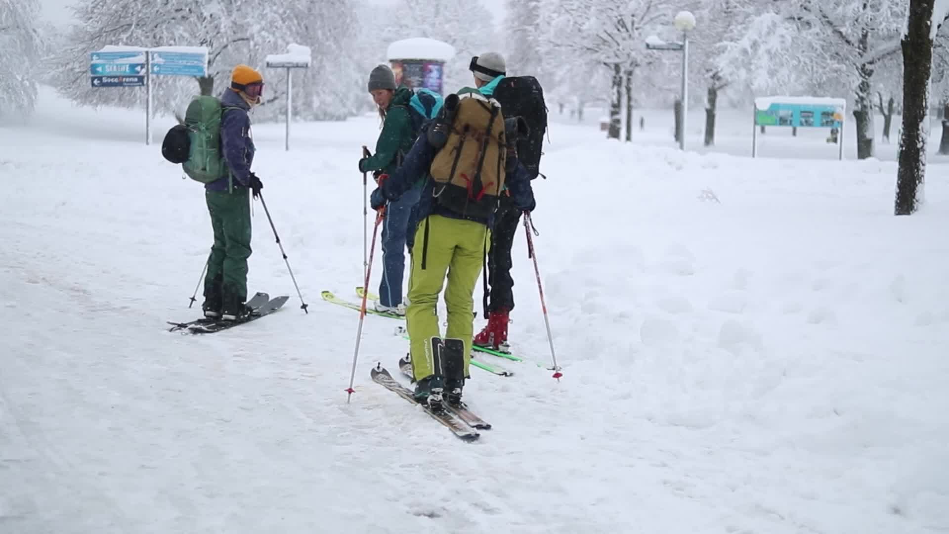 Germany: Knee high snow causes heavy disruption in Munich