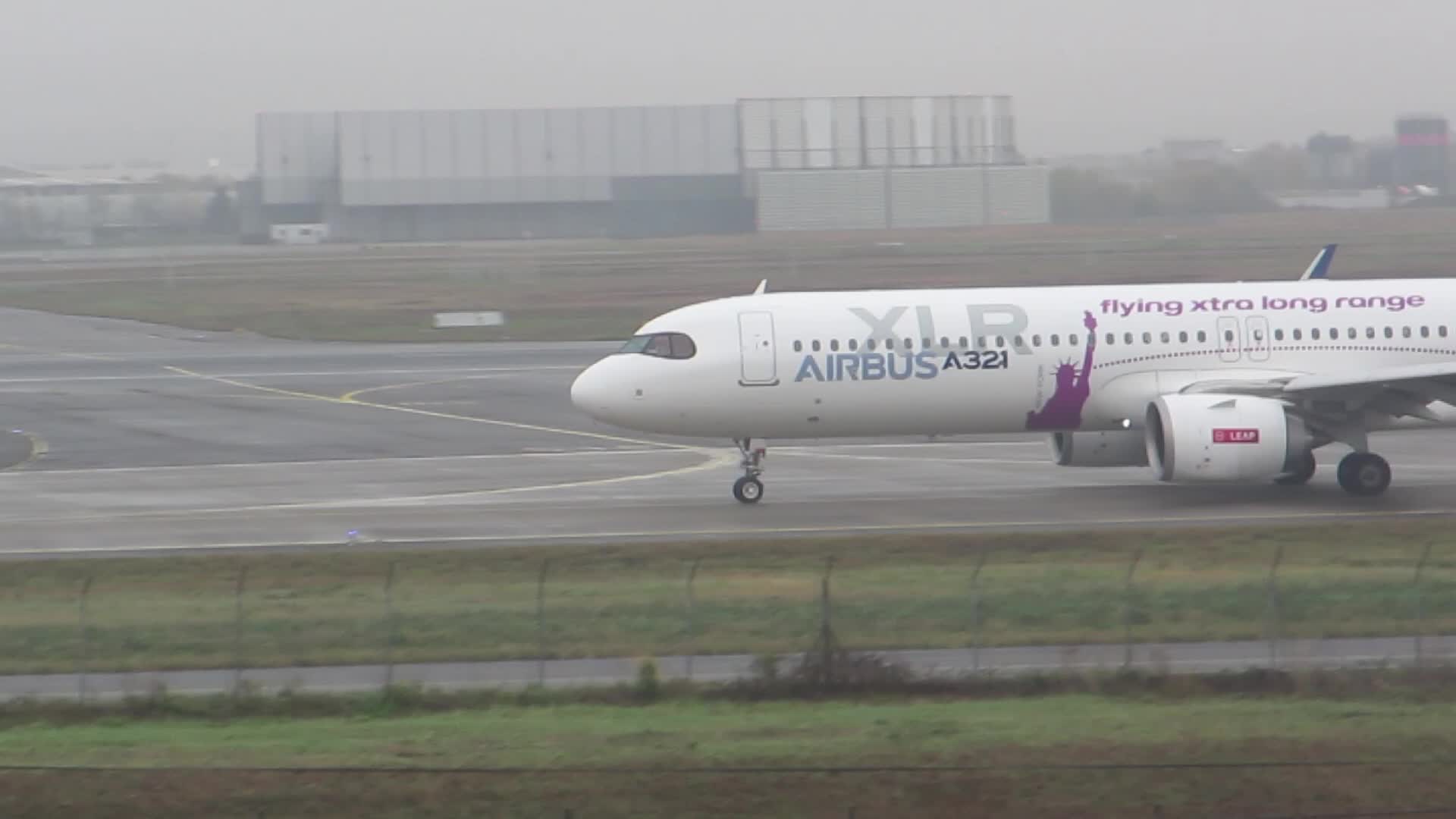 Test of the Airbus 321-253 and takeoff of a Beluga in Toulouse