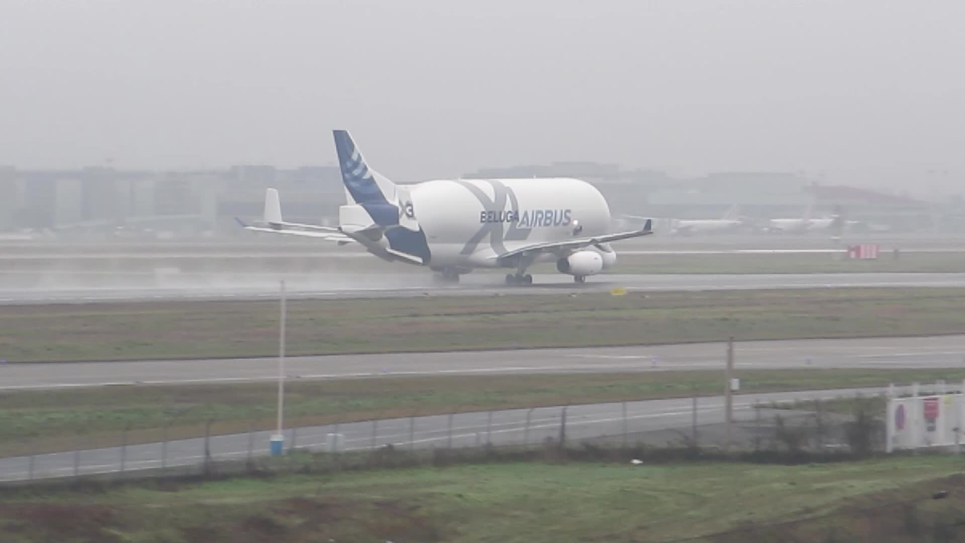 Test of the Airbus 321-253 and takeoff of a Beluga in Toulouse