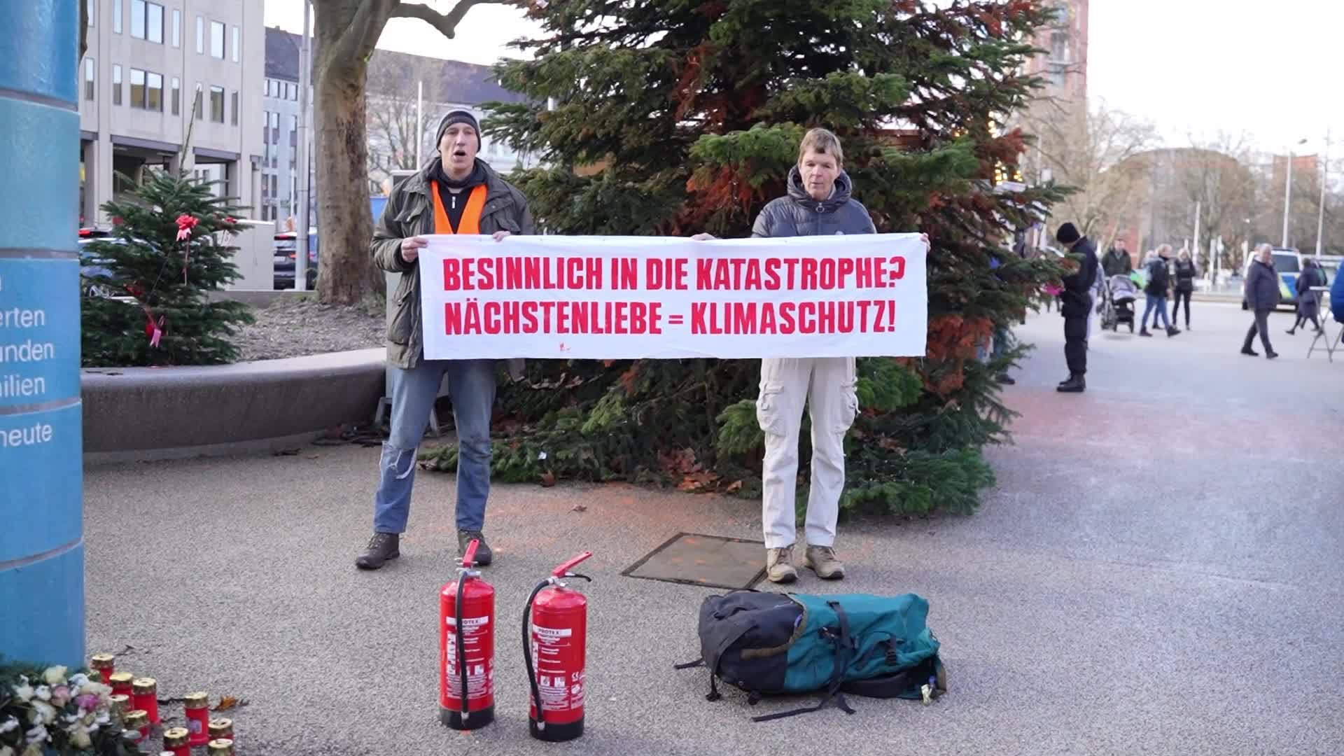 Letzte Genearation activists deface christmas tree in Munich