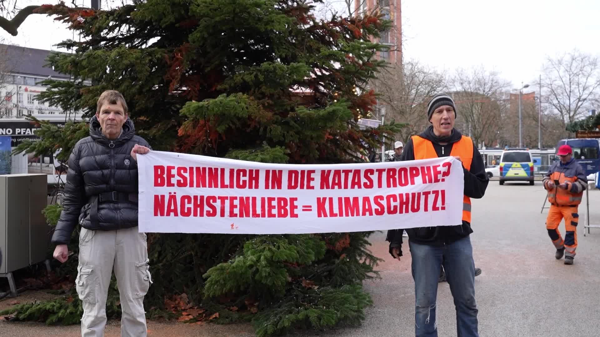 Letzte Genearation activists deface christmas tree in Munich