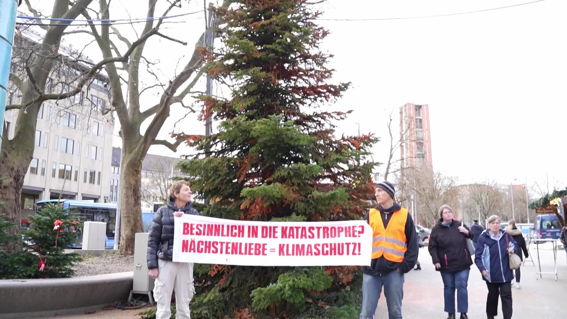Letzte Genearation activists deface christmas tree in Munich