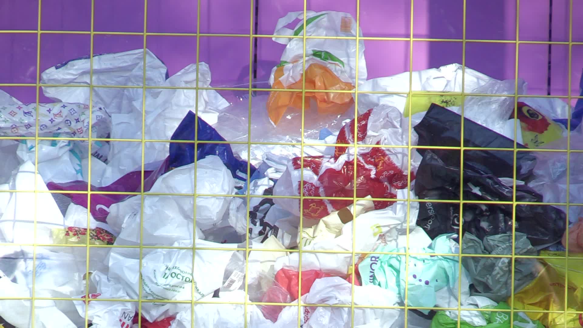  'All locals' store for the first time in Ukraine refuses to use plastic bags in an effort to change the consumption behavior of the Ukrainians