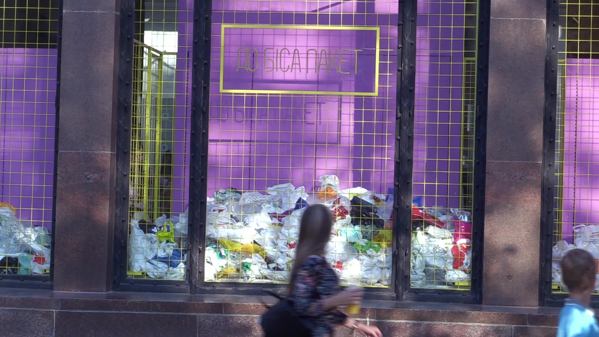  'All locals' store for the first time in Ukraine refuses to use plastic bags in an effort to change the consumption behavior of the Ukrainians