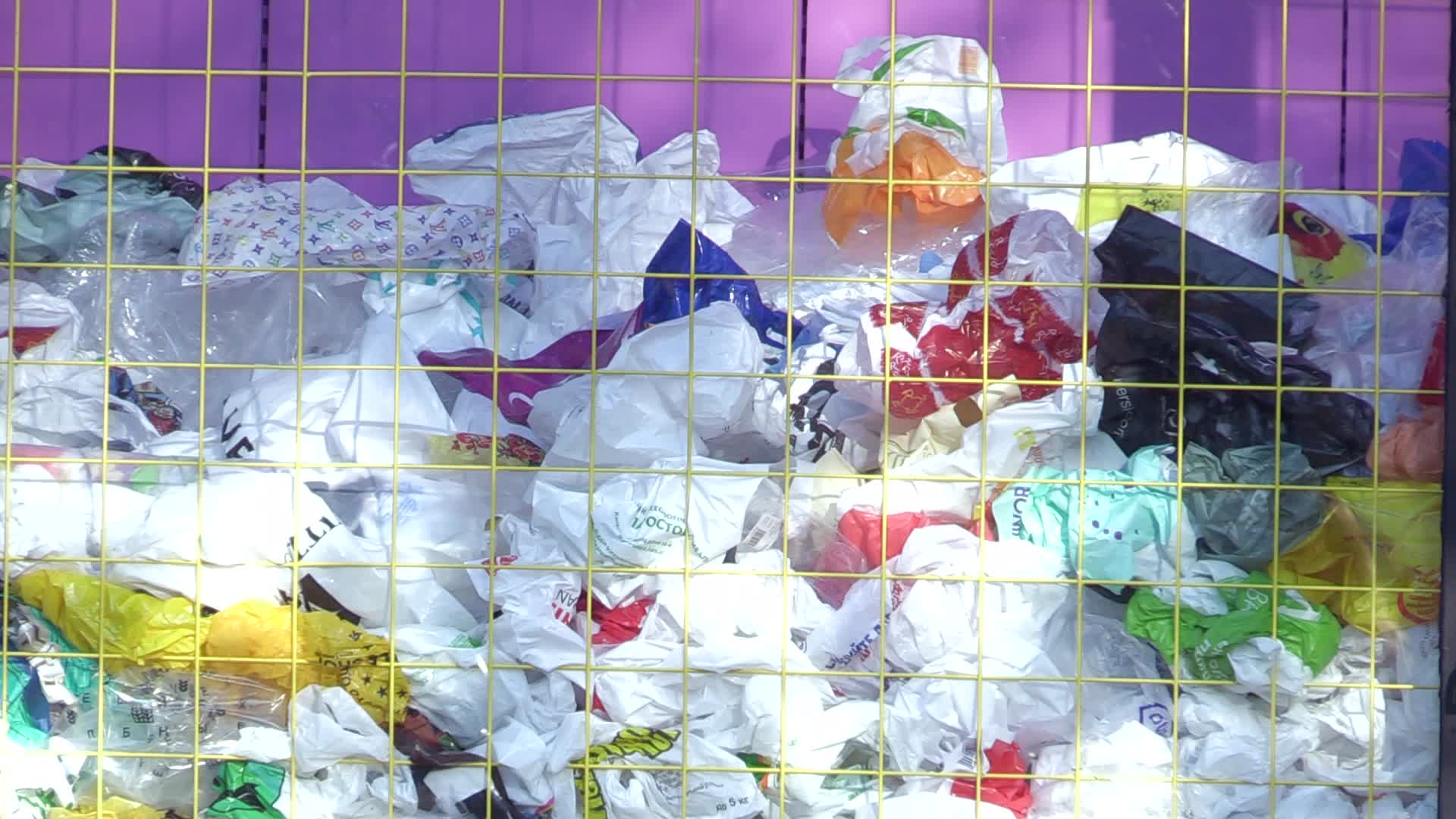  'All locals' store for the first time in Ukraine refuses to use plastic bags in an effort to change the consumption behavior of the Ukrainians