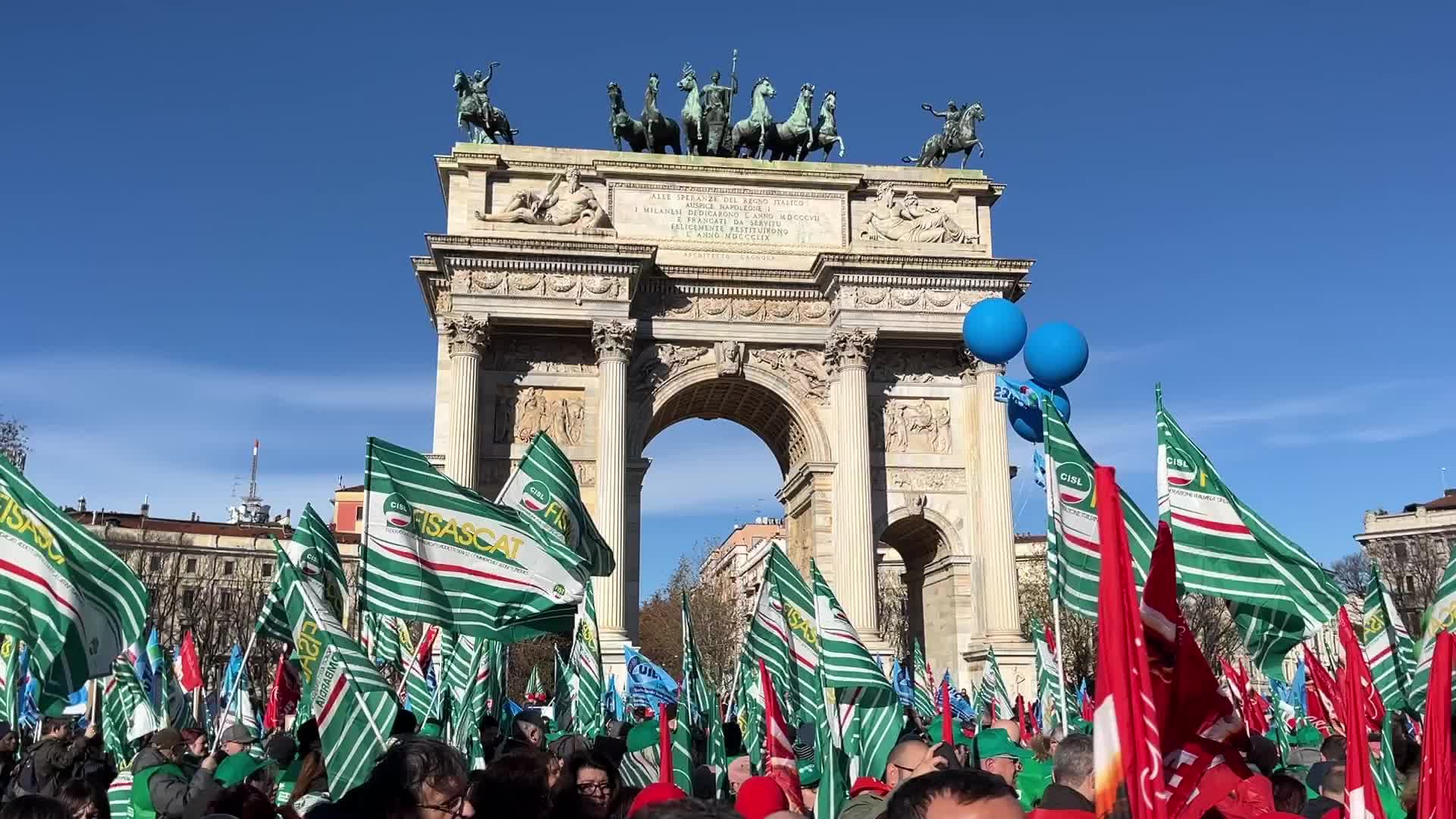 The strike of trade workers and services for the renewal of contracts in Milan