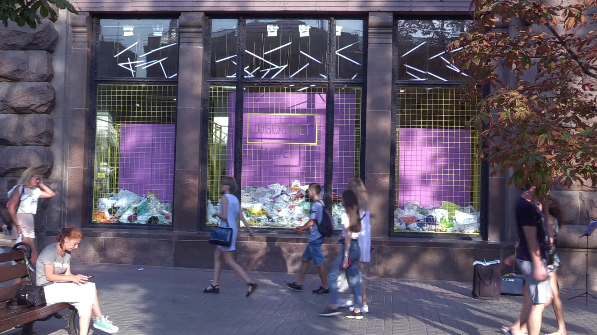  'All locals' store for the first time in Ukraine refuses to use plastic bags in an effort to change the consumption behavior of the Ukrainians
