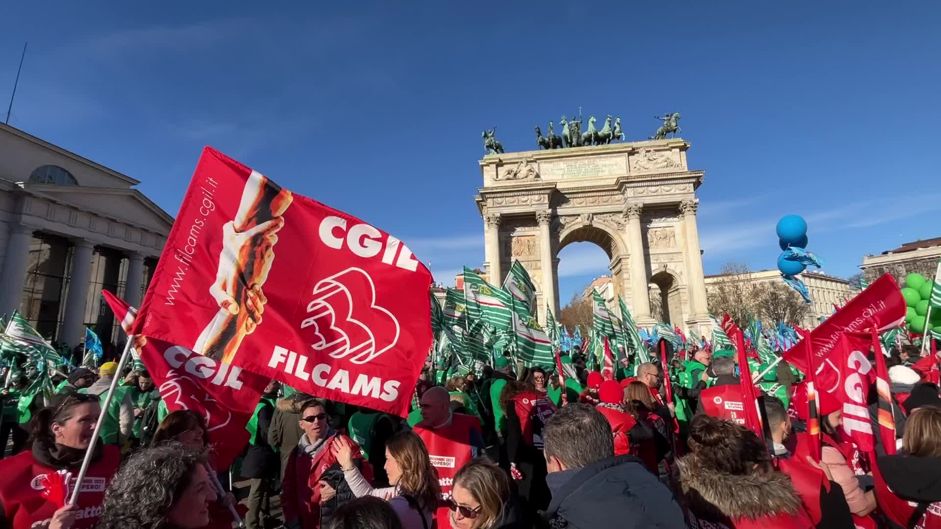 The strike of trade workers and services for the renewal of contracts in Milan