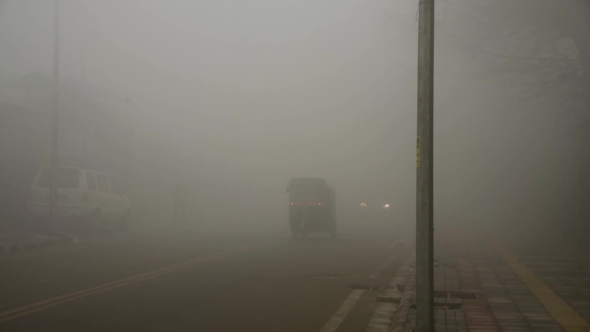 Dense fog engulfs Kashmir amid freezing cold