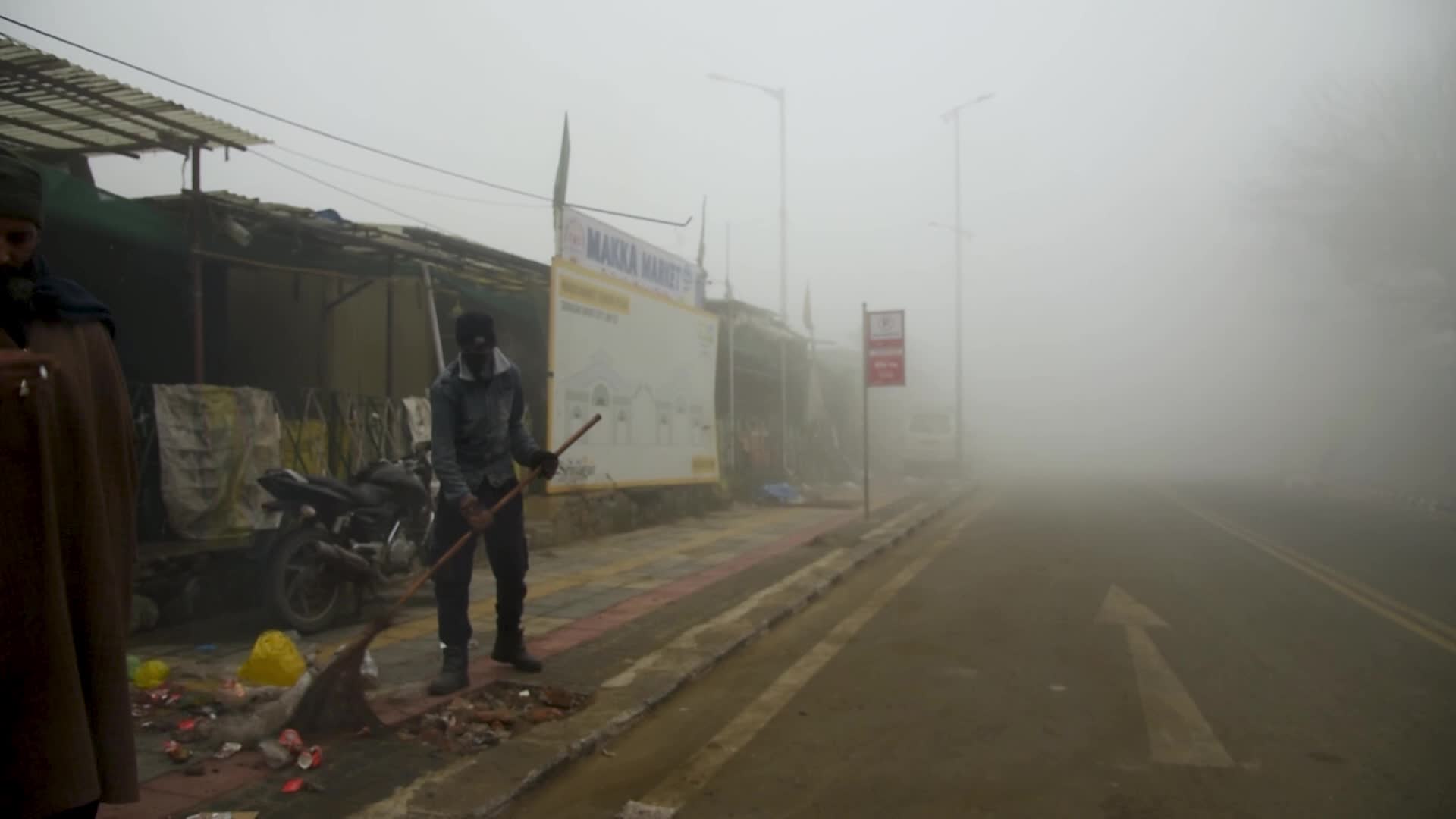 Dense fog engulfs Kashmir amid freezing cold