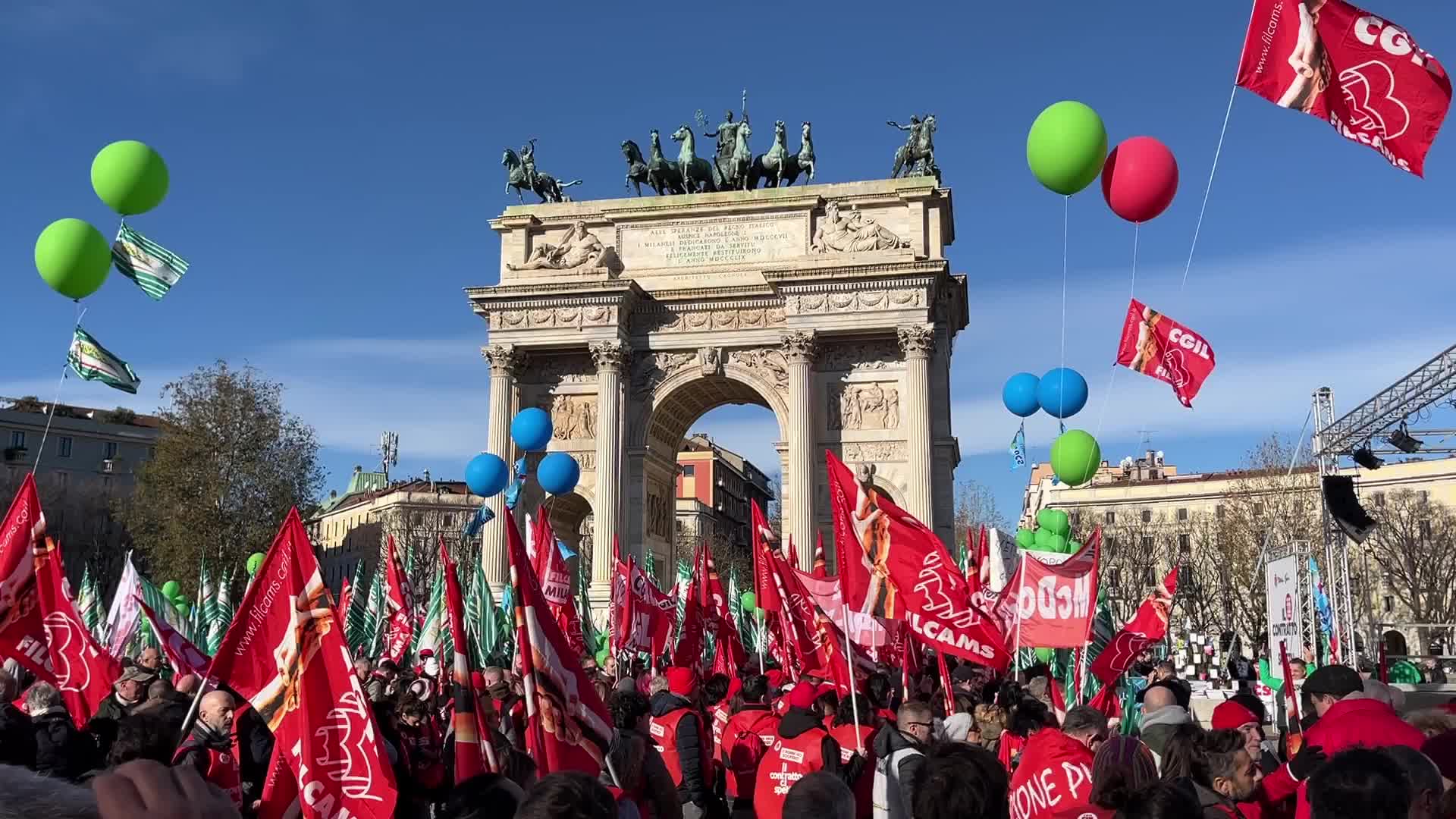 The strike of trade workers and services for the renewal of contracts in Milan