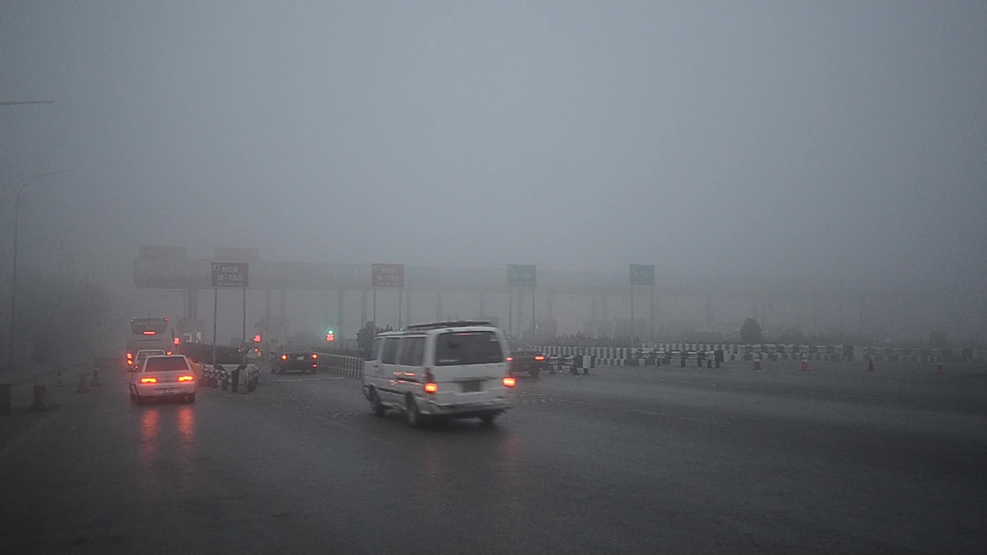 Dense fog covers Peshawar as temperatures drop 