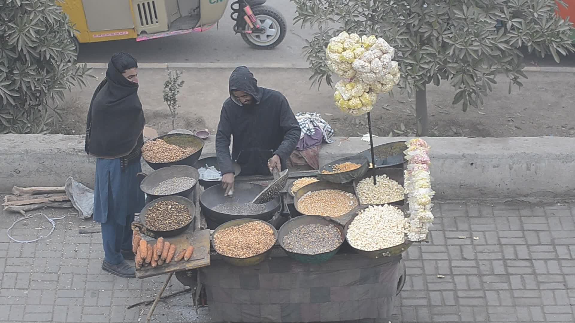 Dense fog covers Peshawar as temperatures drop 