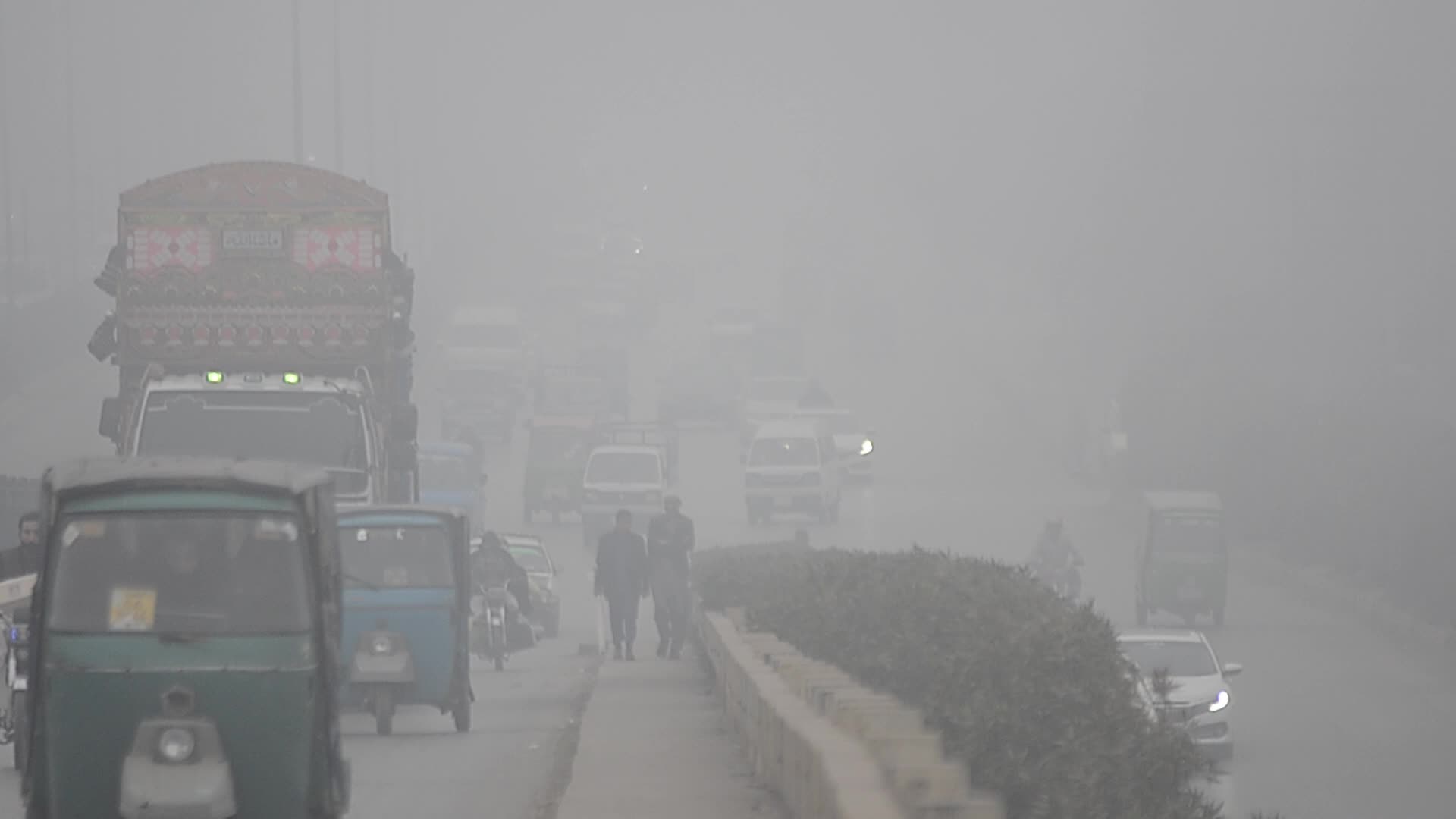 Dense fog covers Peshawar as temperatures drop 