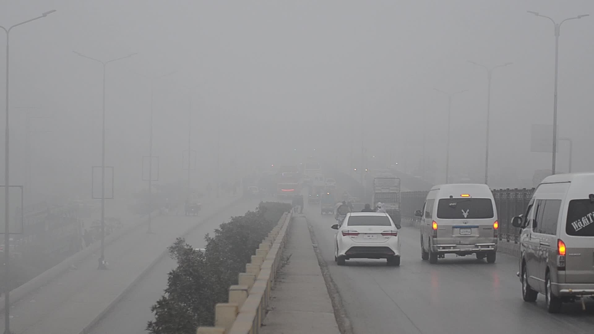 Dense fog covers Peshawar as temperatures drop 