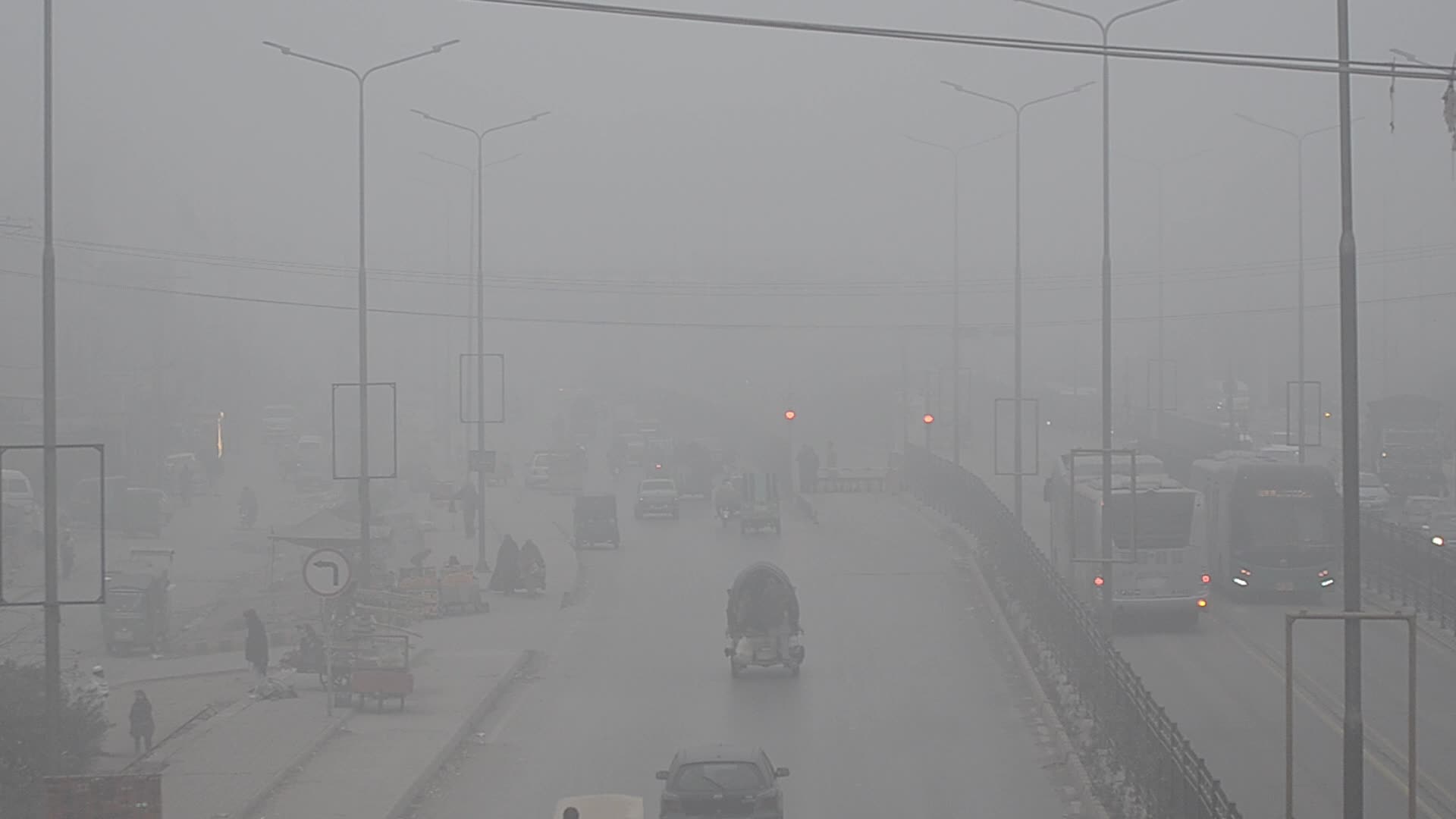 Dense fog covers Peshawar as temperatures drop 