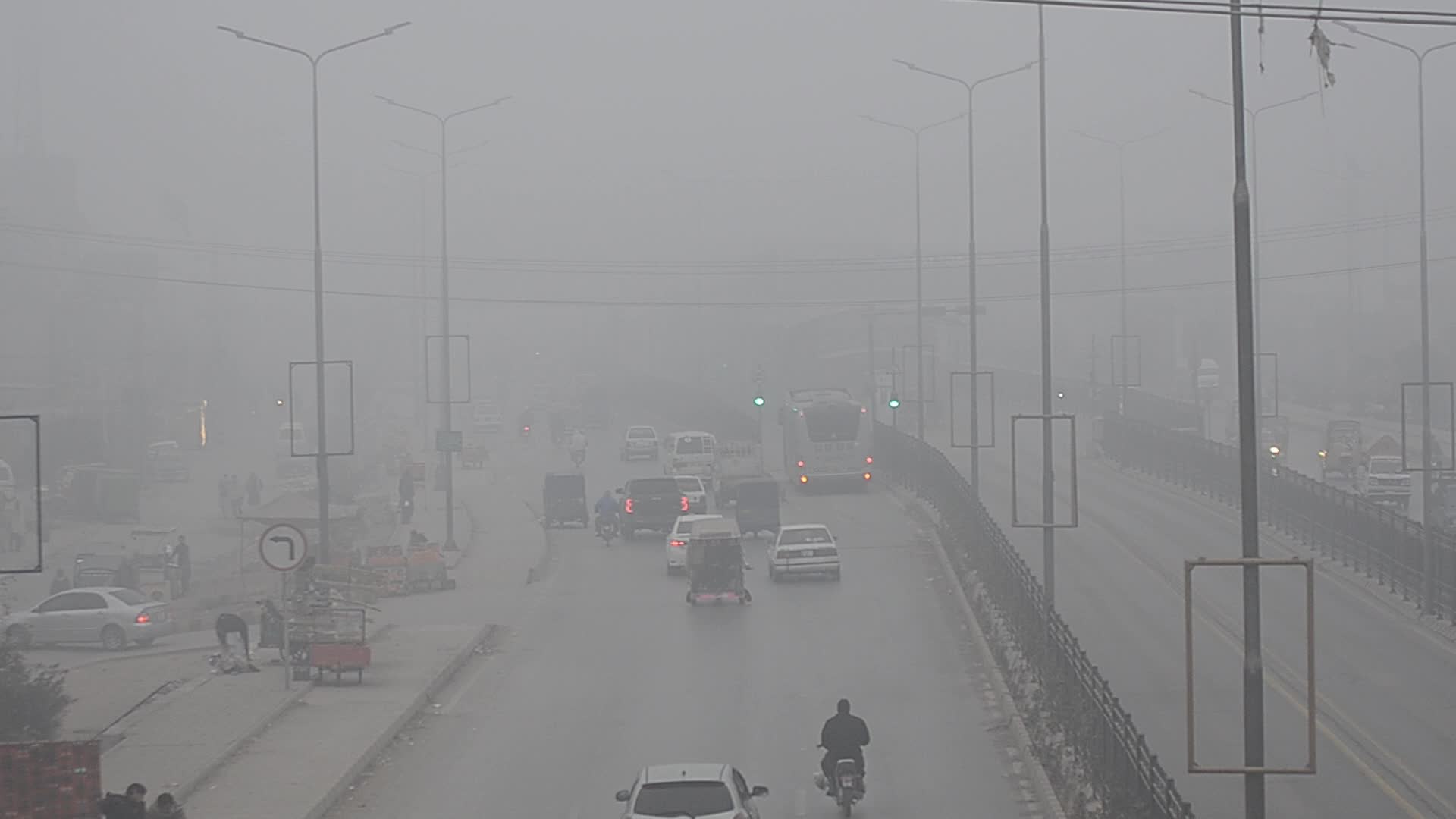 Dense fog covers Peshawar as temperatures drop 