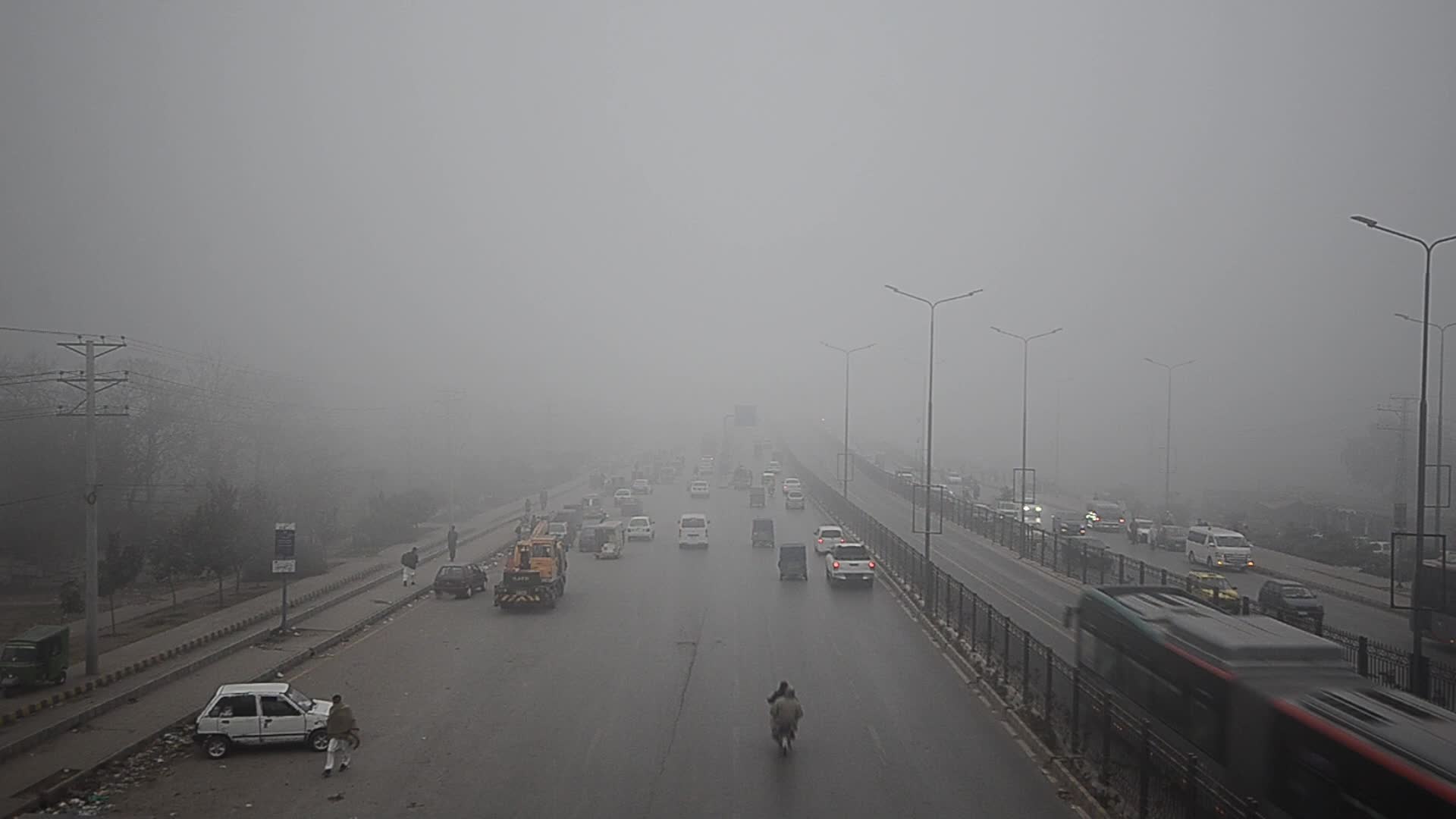 Dense fog covers Peshawar as temperatures drop 