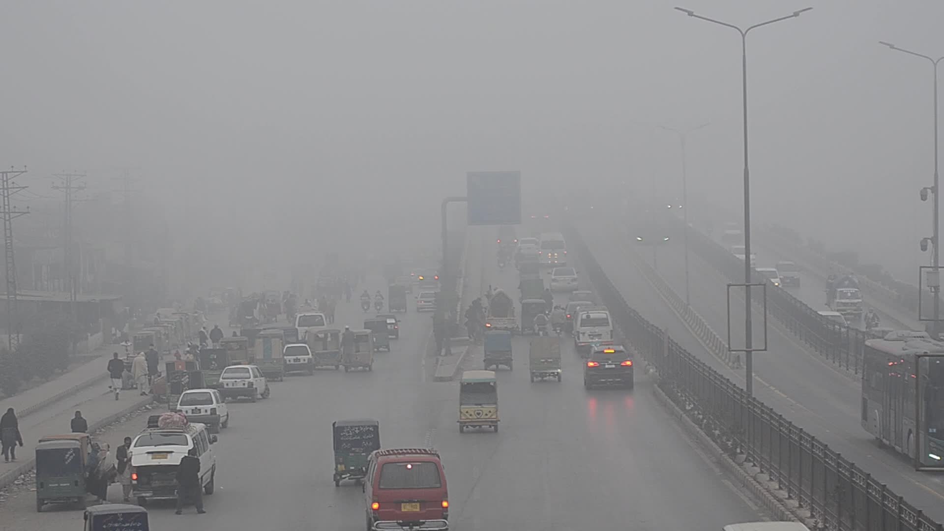 Dense fog covers Peshawar as temperatures drop 