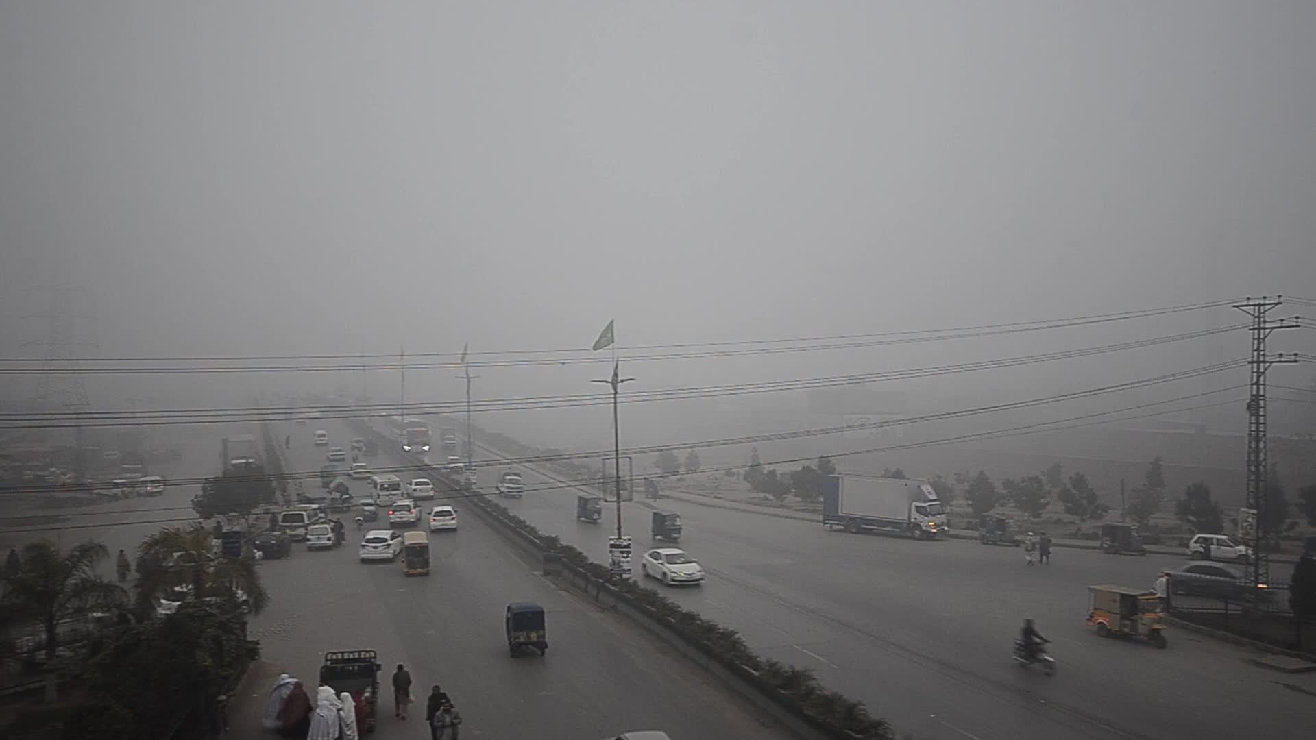 Dense fog covers Peshawar as temperatures drop 