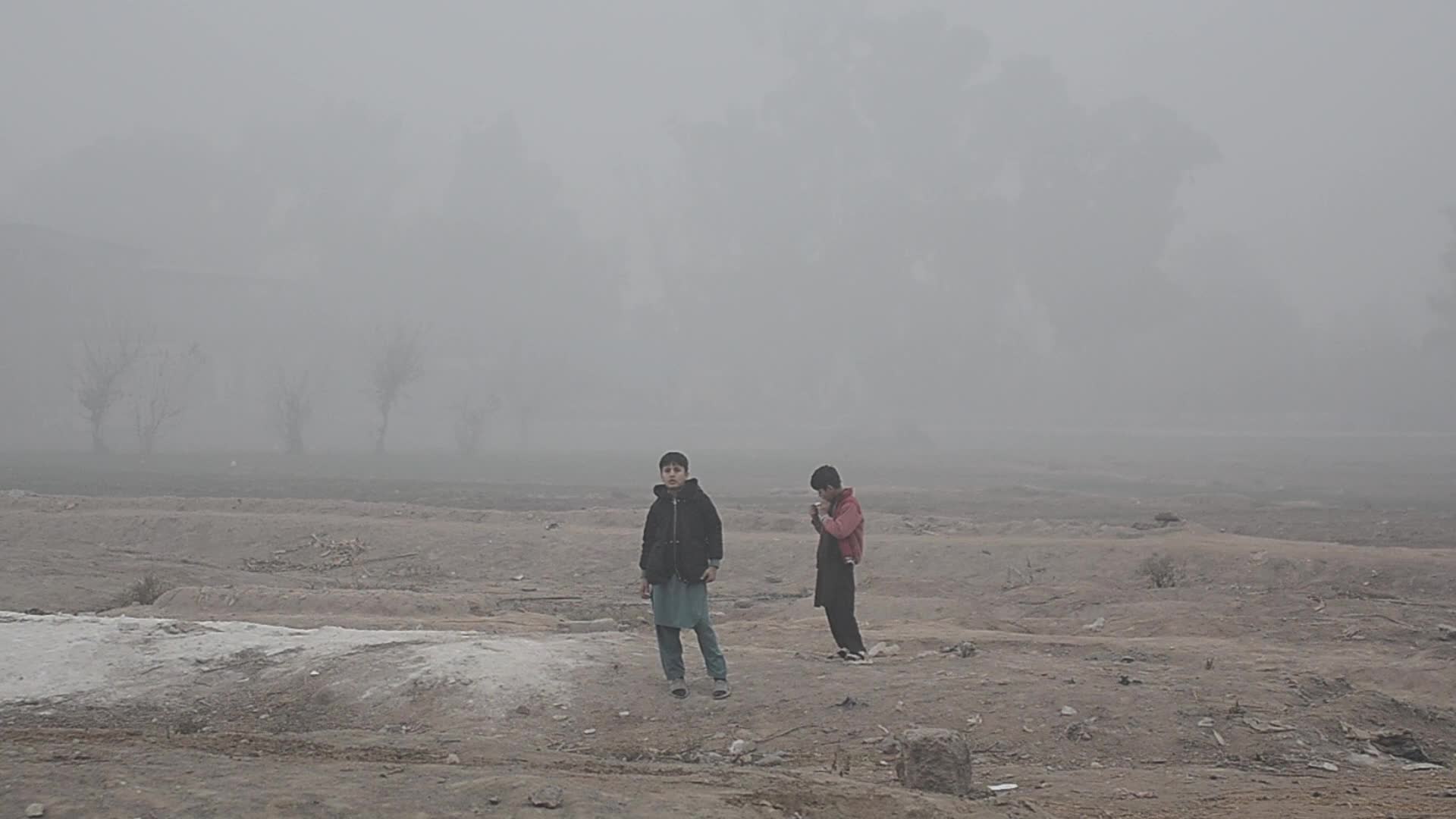 Dense fog covers Peshawar as temperatures drop 