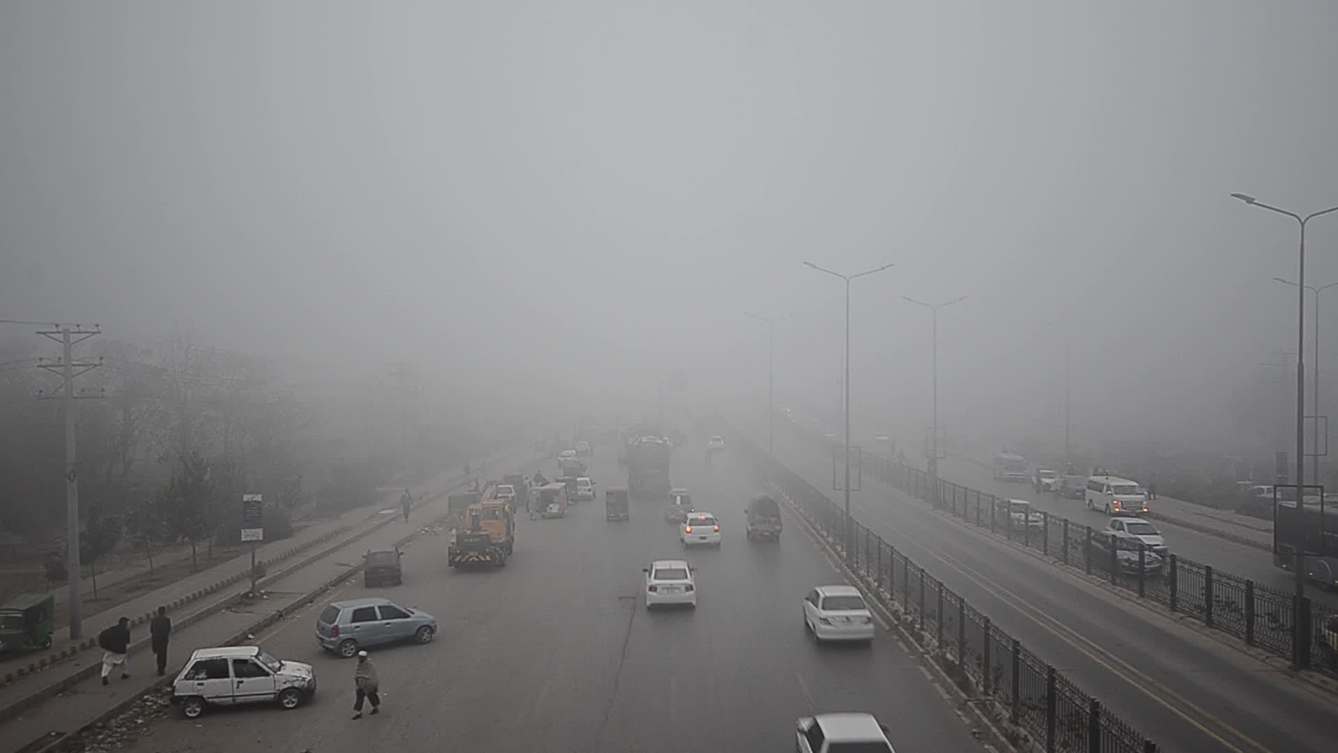 Dense fog covers Peshawar as temperatures drop 