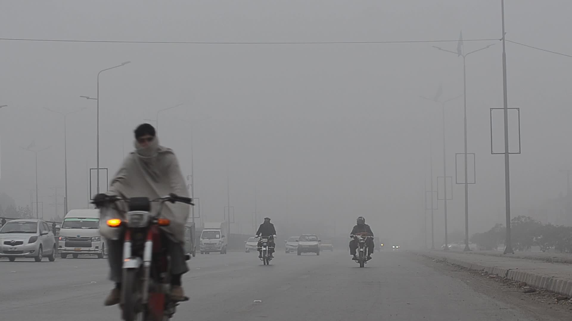 Dense fog covers Peshawar as temperatures drop