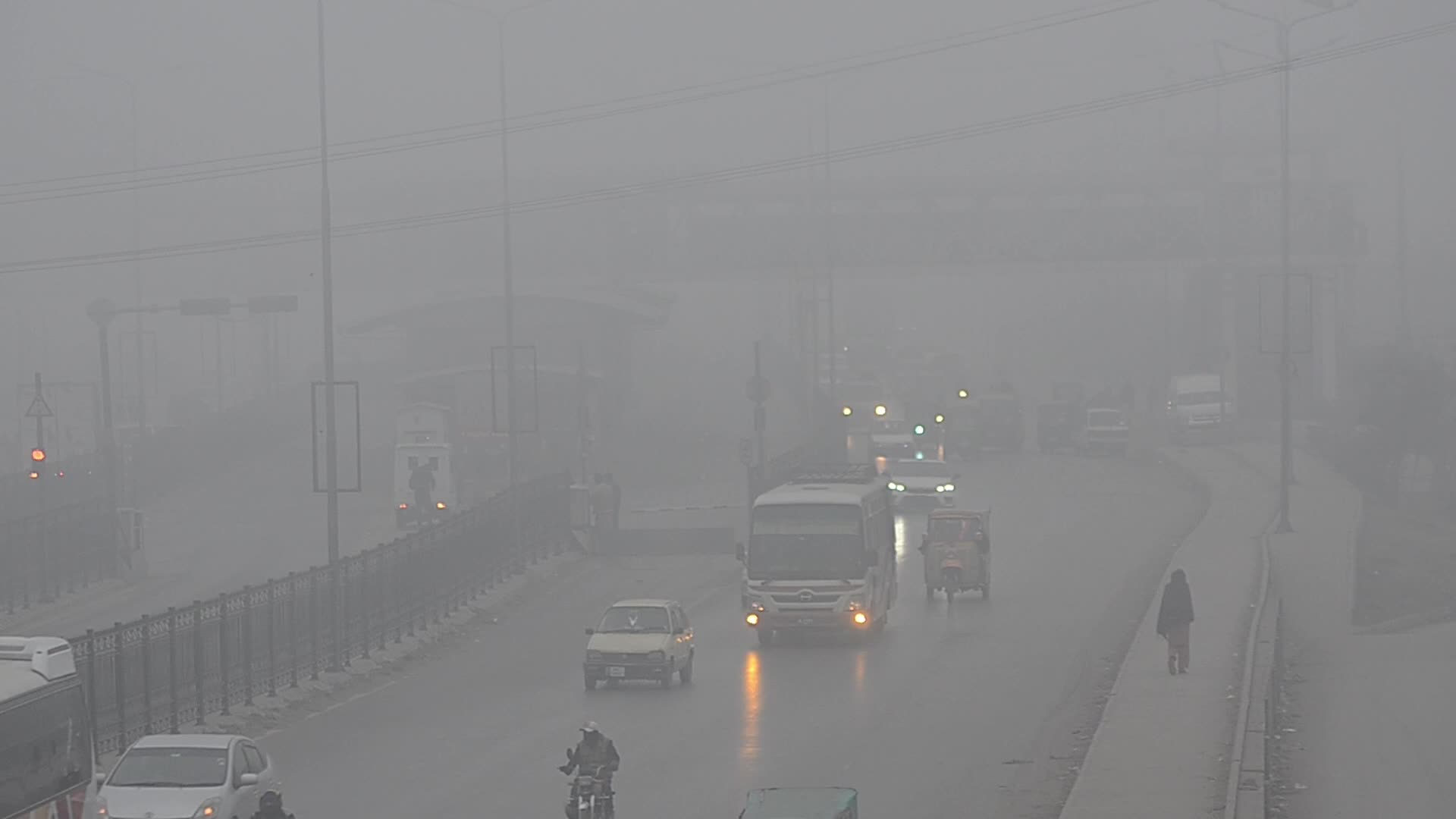 Dense fog covers Peshawar as temperatures drop