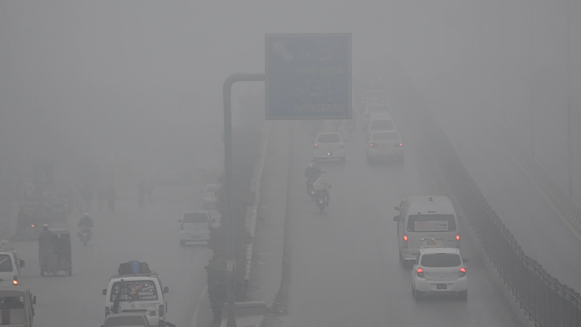Dense fog covers Peshawar as temperatures drop