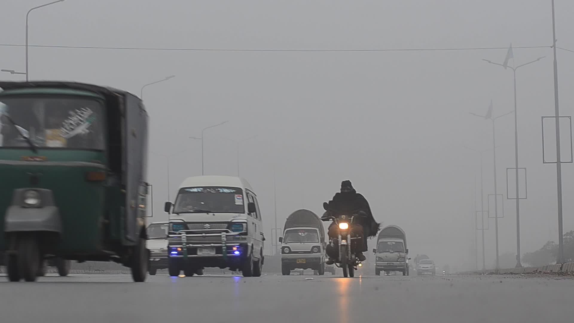 Dense fog covers Peshawar as temperatures drop