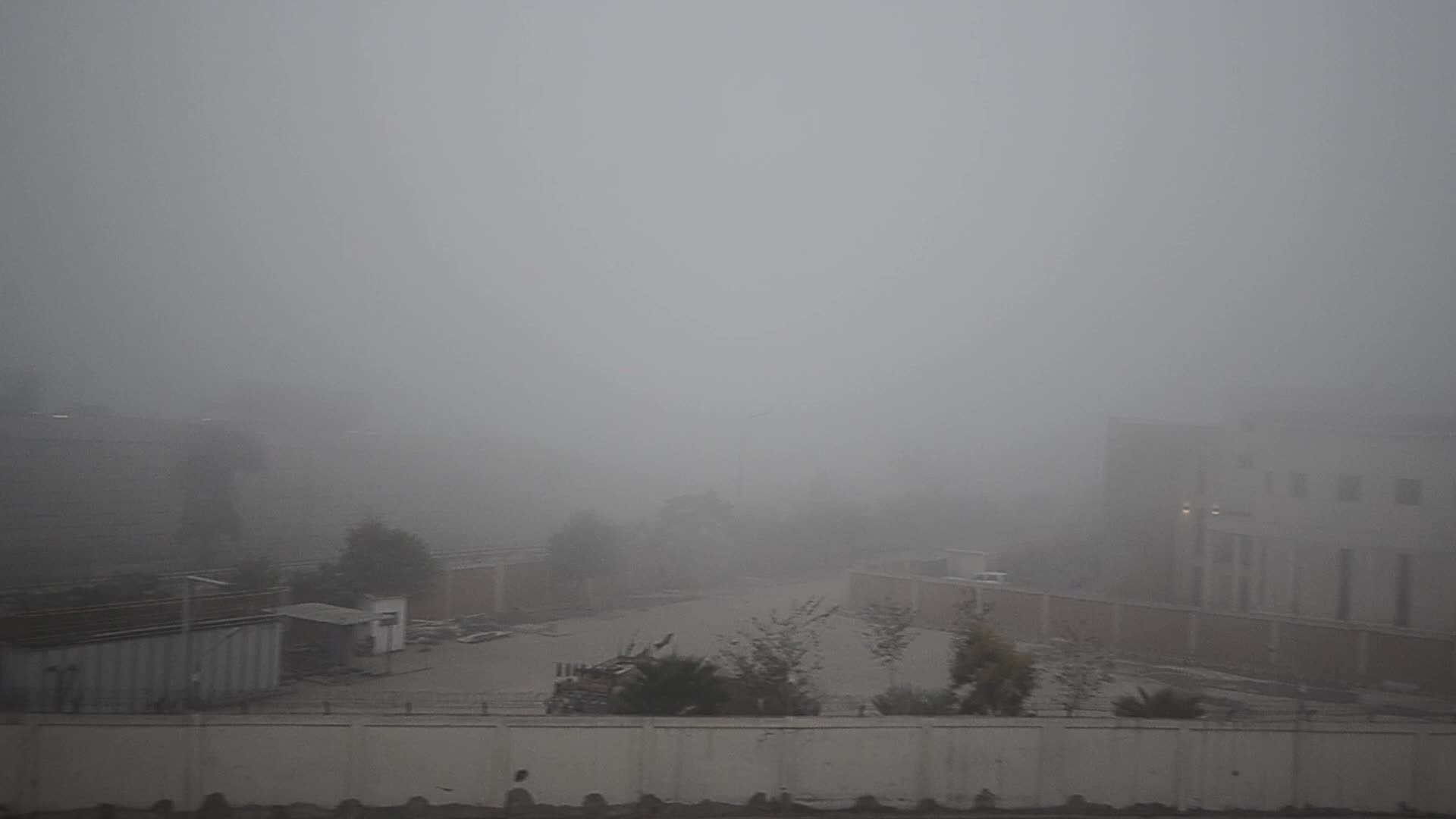 Dense fog covers Peshawar as temperatures drop